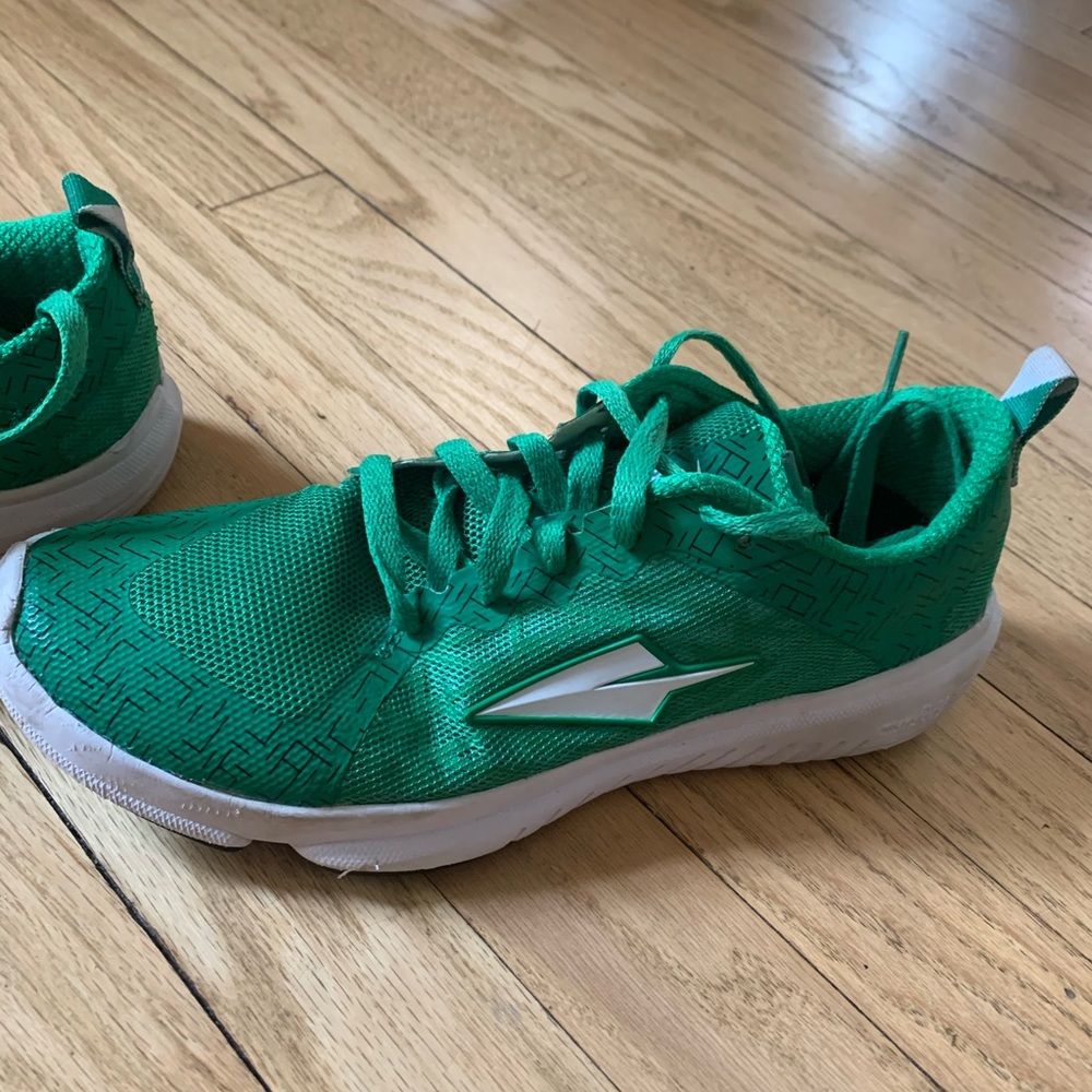Kelly Green Enda running shoes.